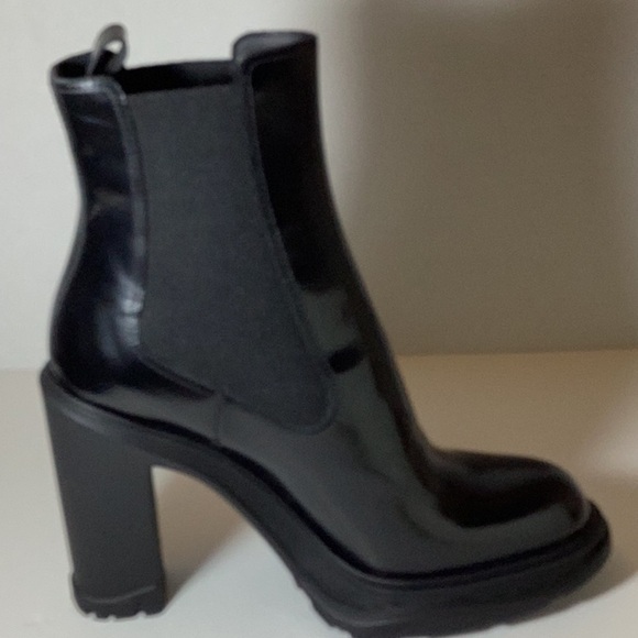Alexander McQueen Womens Tread Heeled Chelsea Boot
Black - Picture 9 of 14